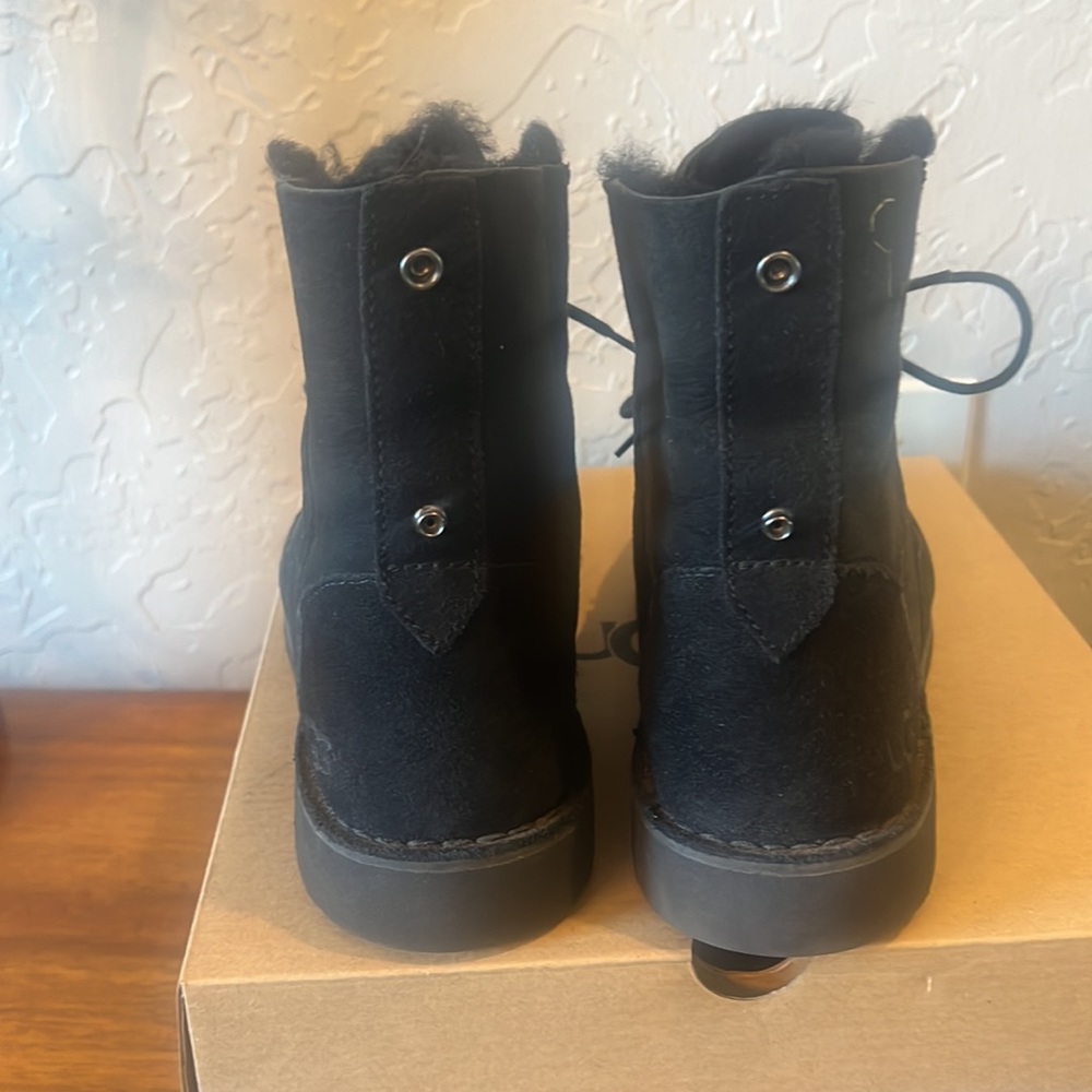Ugg Quincy Boot. Worn Just A Few Times. Size 8 - image 2